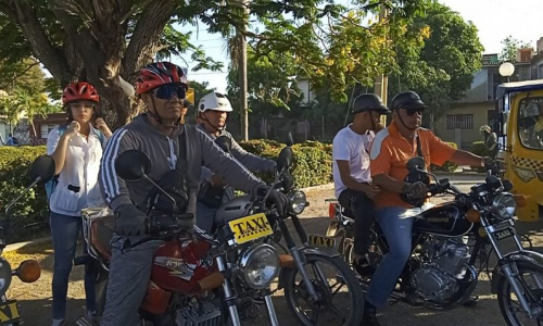 Transportistas privados saludan el Primero de Mayo con gesto solidario 