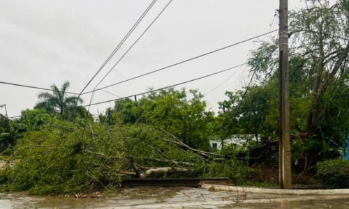 Lluvias con vientos fuertes dañan redes eléctricas y viviendas en poblado cubano (+post)
