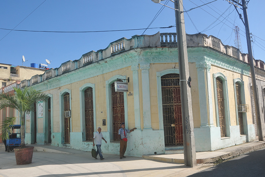This building was the site of the first pharmacy in Las Tunas.