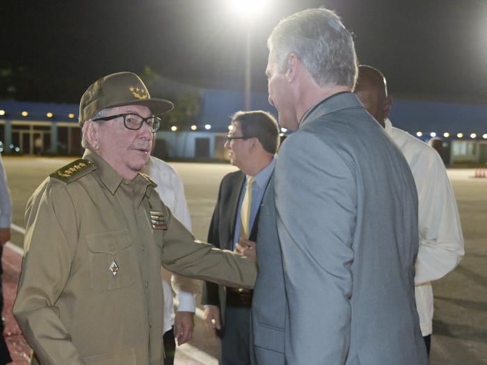 Army General Raúl Castro said goodbye to President Miguel Díaz-Canel at the airport