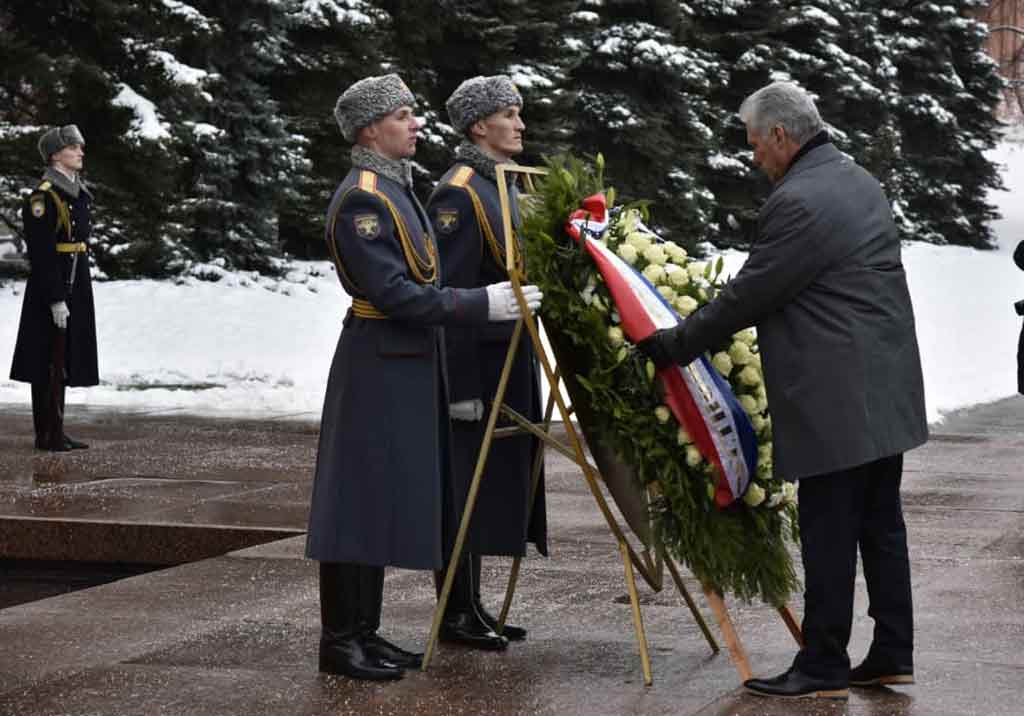 The Cuban head of State laid a wreath in honor of those who fell in the fight against Nazi Germany.