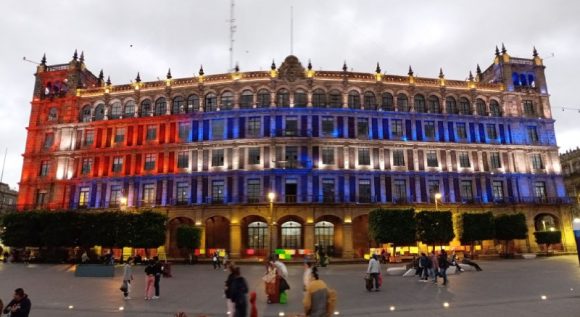 bandera cubana en zocalo 580x317