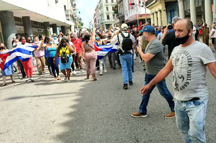 People in the Cuban capital in the streets, with national flags and slogans in favor of the Revolution