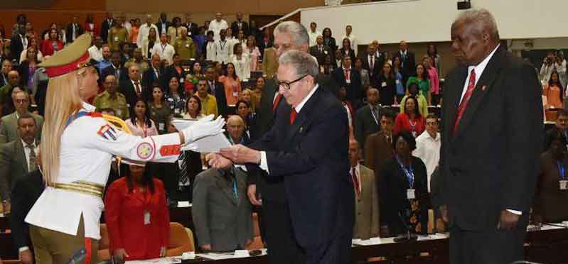 During the Second Extraordinary Session of the National Assembly’s Ninth Legislature, Army General Raúl Castro Ruz, Party first secretary, formally accepted the new Constitution of the Republic, which now governs the country's legal system. 
