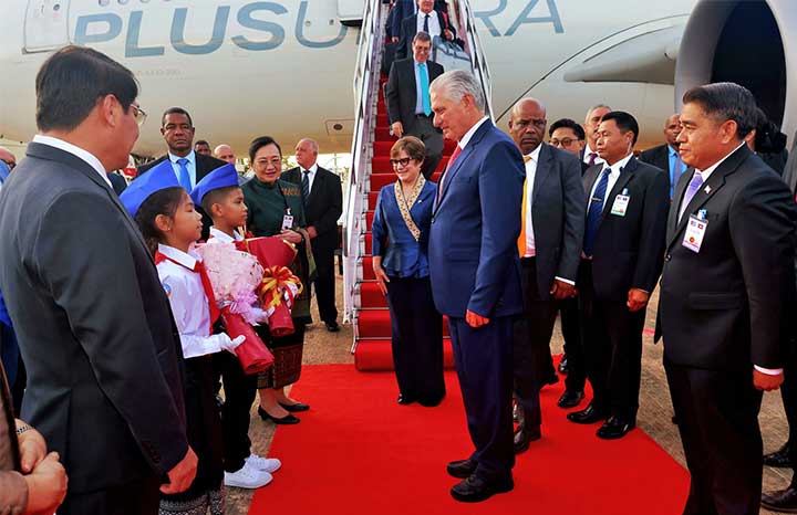 El presidente cubano fue recibido por autoridades del país y estudiantes que lo esperaban en la terminal aérea. 