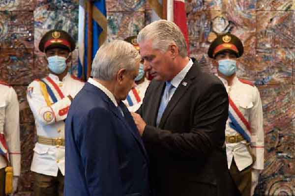El presidente mexicano fue condecorado con la orden José Martí
