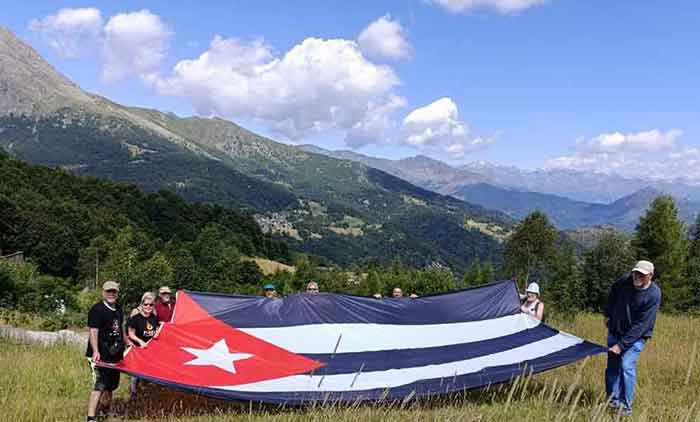 Gerardo y los demás participantes desplegaron una gigantesca bandera cubana.