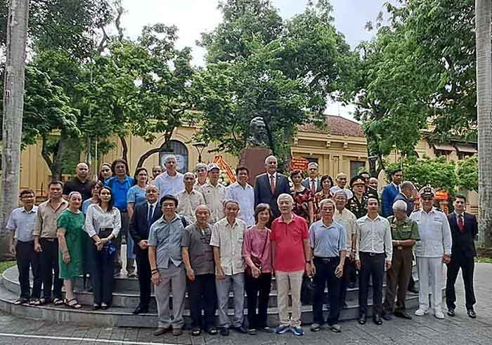 El viceministro primero del Minrex, Gerardo Peñalver, en visita de trabajo en Vietnam.