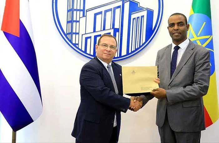 Fernando González Llort, al frente de la delegación cubana, se reunió con Bikila Hurissa, director de Relaciones Públicas e Internacionales de la agrupación política  etíope.