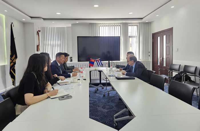 The Cuban Ambassador and the President of the Mongolian Chamber of Commerce discussed the possibility of including Cuba in the route of countries projected by the institution.