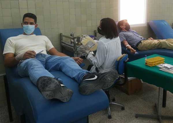 Cubans donate blood to help those hurt in hotel explosion