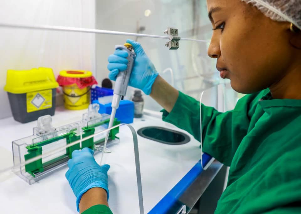 mujer laboratorista