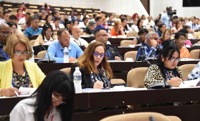 Diputados cubanos debaten sobre su preparación