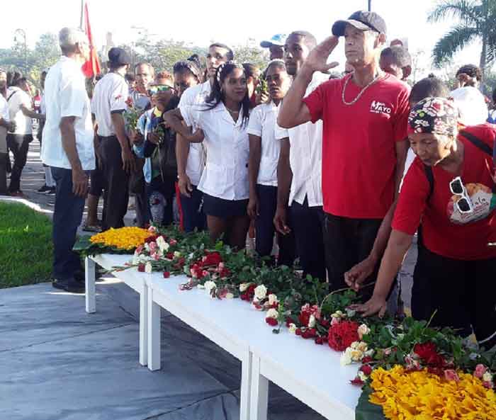 Homage at Fidel Castro's grave