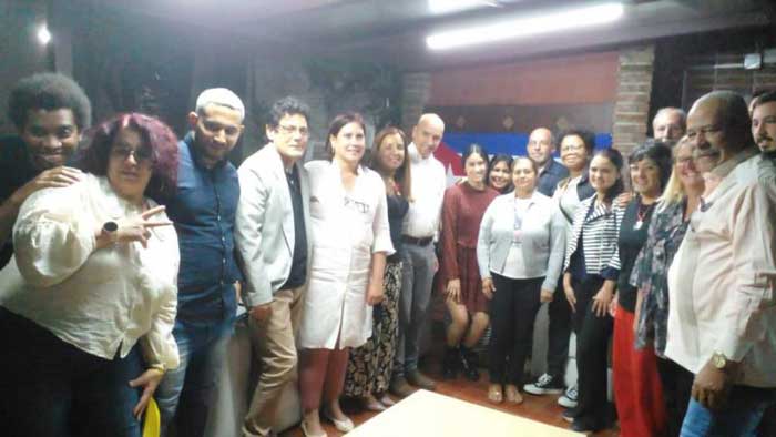 Ernesto Soberón, Director-General of Consular Affairs and Attention to Cubans Living Abroad, met with compatriots living in Uruguay at the Cuban Embassy.