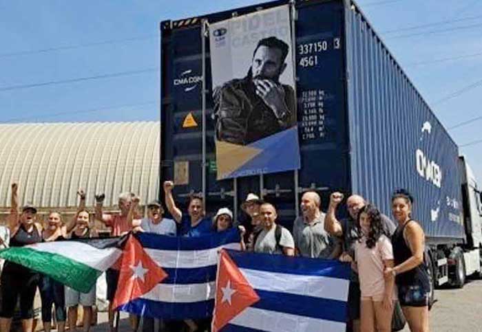 El contenedor está dedicado al líder histórico de la Revolución, Fidel Castro, e incluye alimentos e insumos sanitarios variados.