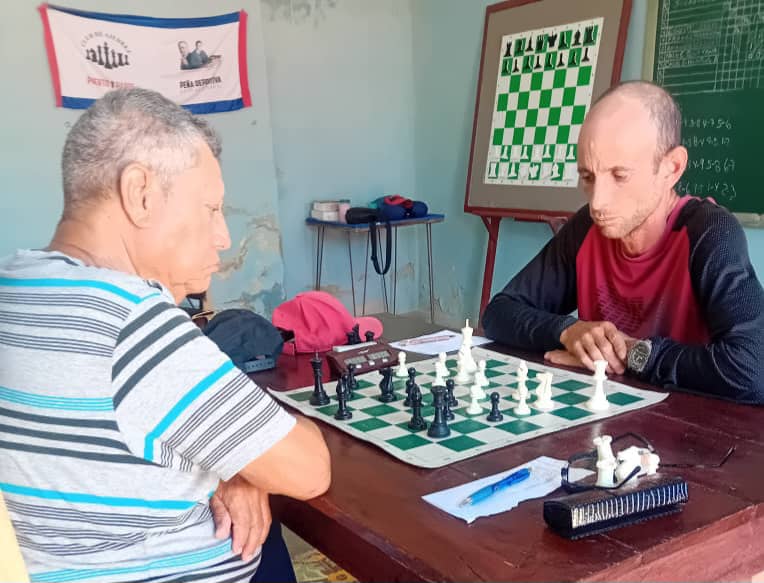 Alcides Más y Yoandry Ricardo comparten la cima del Torneo Municipal de Ajedrez Puerto Padre 2026 