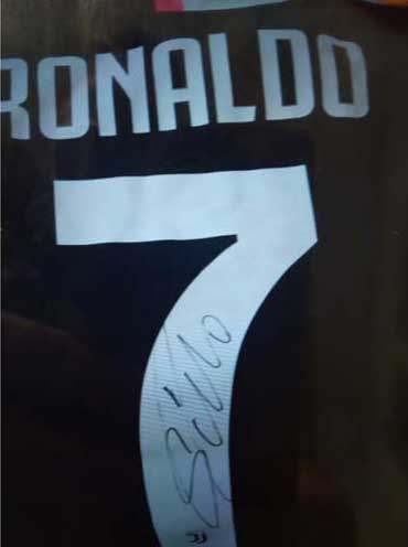 The Cuban doctors received dozens of original CR7´s jerseys signed by the own Portuguese star.