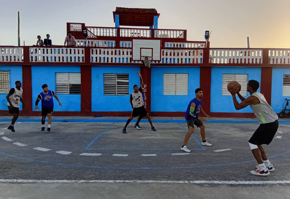 Chaparra Salvador Cisneros y Aldeanos ganan en la jornada inaugural del Torneo 3x3 en Puerto Padre