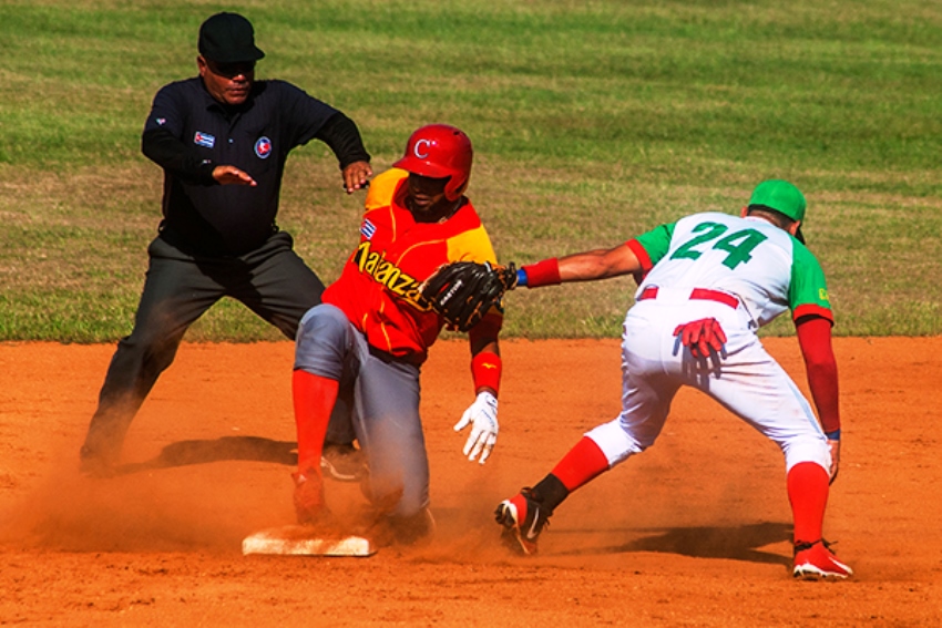 Lumberjacks, from Las Tunas, vs. Crocodiles, from Matanzas.