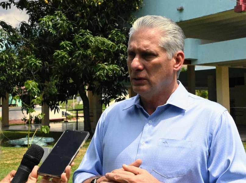 Díaz-Canel talking to the press after his meeting with Las Tunas authorities