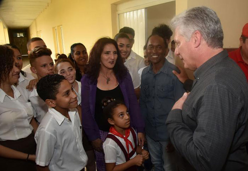 Díaz-Canel congratulated students and their teachers for the work they do