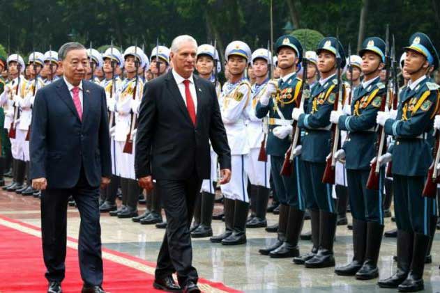 The Cuban President was received by his Vietnamese counterpart.
