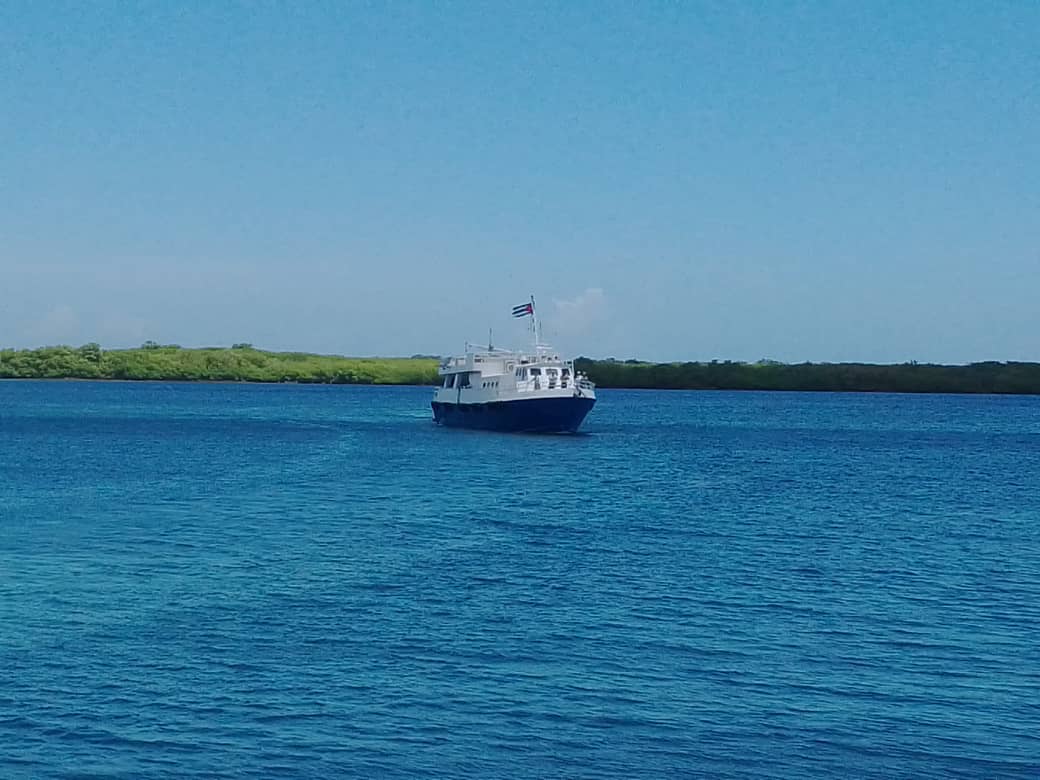 MV Oceans for Youth in the Puerto Padre Bay
