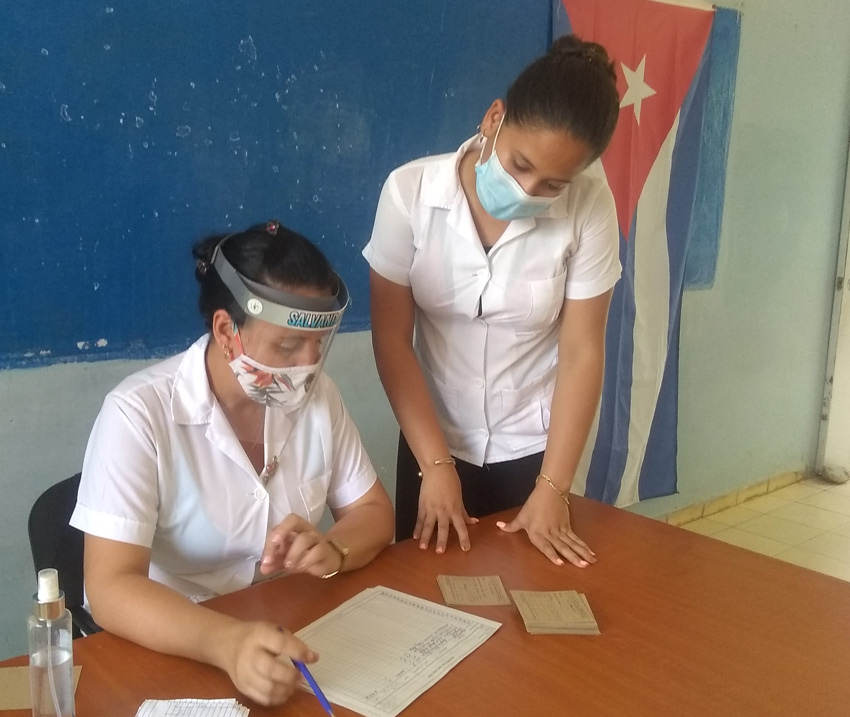 Young people studying Medical Sciences in Las Tunas accompany each day of the mass vaccination against COVID-19