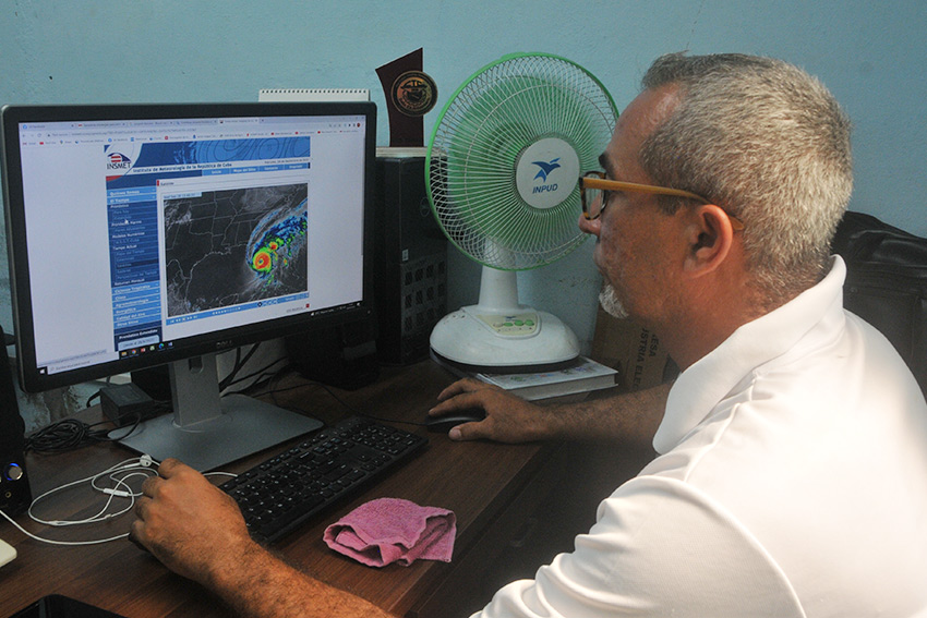Worker of the Las Tunas Provincial Meteorology Center