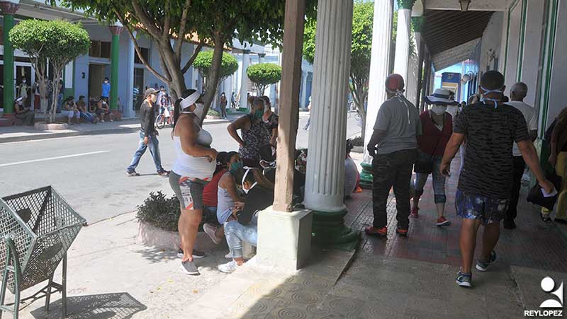 gente en la calle las tunas rey lopez2