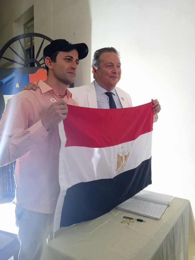 Cultura Reproductor de antiguedades egipcias Yoandri Pérez junto a Embajador de Egipto en Cuba Visita al Museo Provincial Las Tunas 2023 10