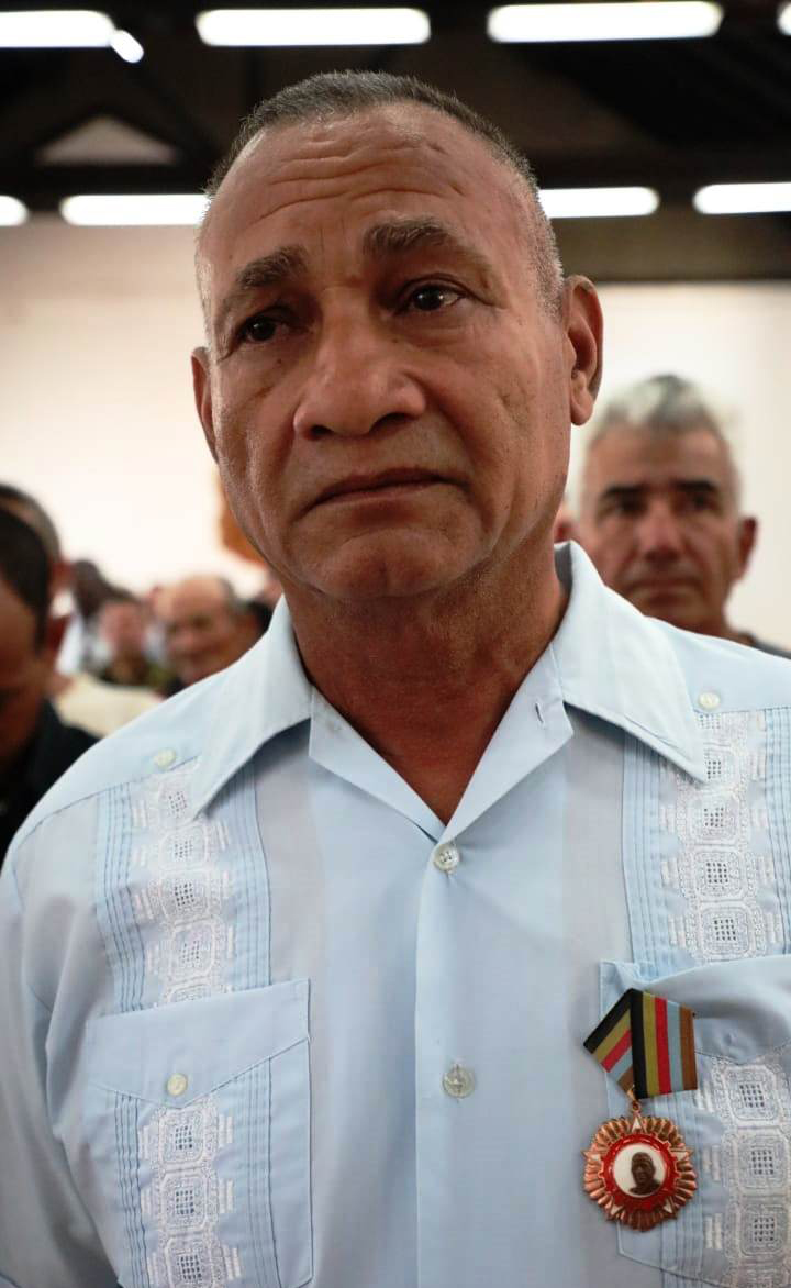 Unacondecoración1 Amancio Espinosa Áreas orden Lázaro Peña de Primer Grado