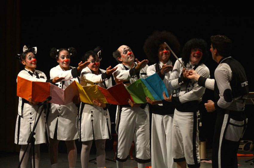 Teatro Tuyo troupe