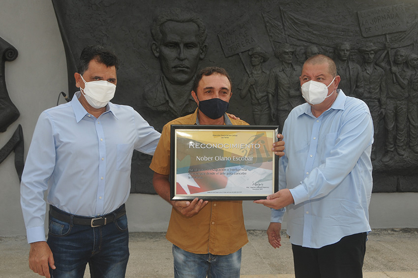 Authorities from Las Tunas recognized the artist Nover Olano