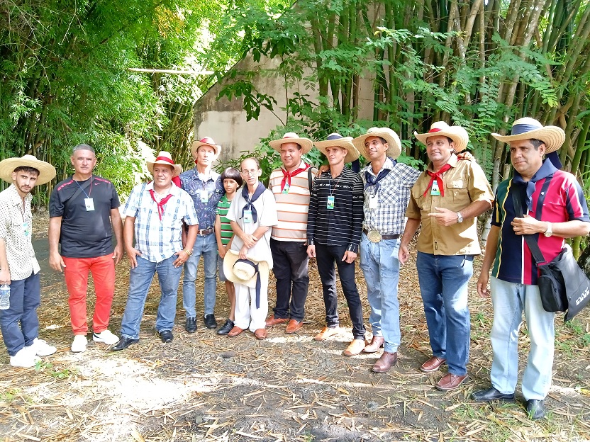 Participants of the "Justo Vega 2023" with the improviser child David Miguel Cardosa