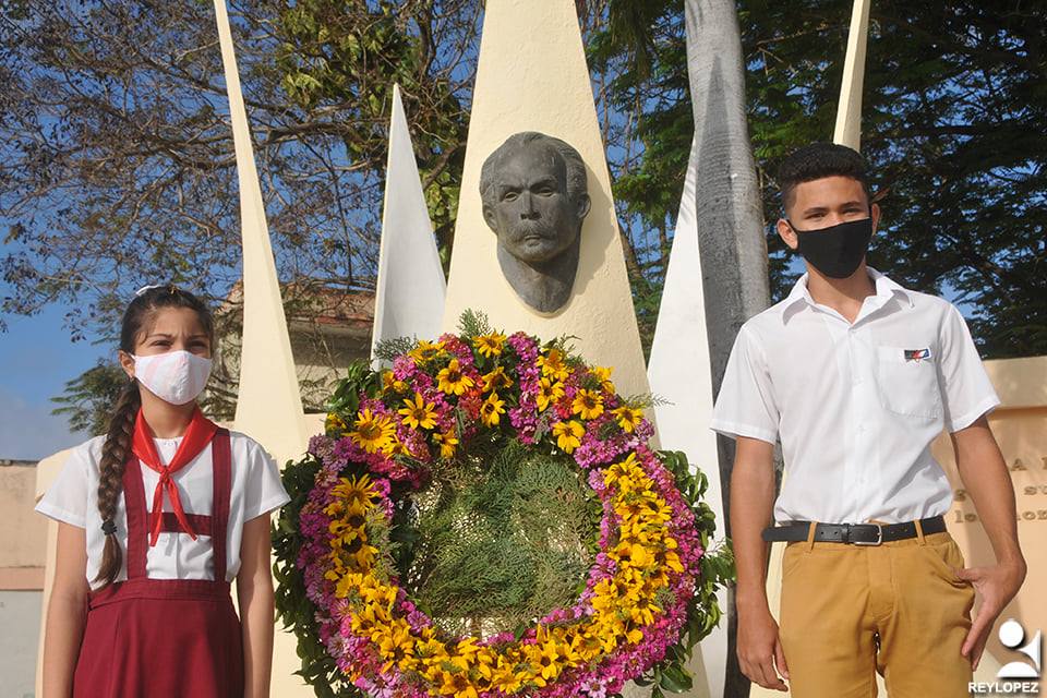 During the tribute to José Martí for the 168th anniversary of his birth. Photo: ReyLópez.