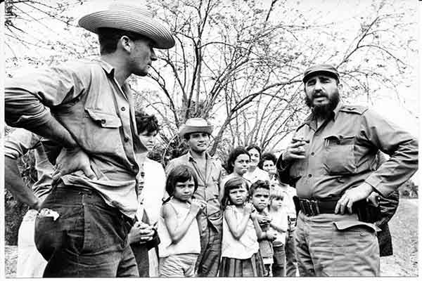 Fidel con campesinos