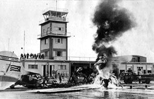 Ocho bombarderos estadounidenses B-26 atacaron simultáneamente los aeródromos de San Antonio de los Baños, Ciudad Libertad y el de Santiago de Cuba.