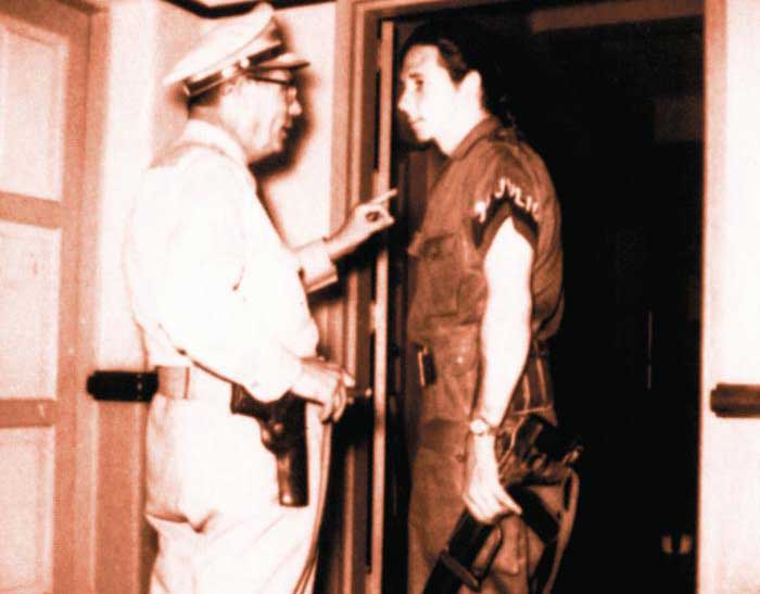 Raúl enters the Moncada Garrison, with only his escort, to talk with Coronel Rego Rubido, chief officer of the dictatorship’s troops in Santiago de Cuba. 