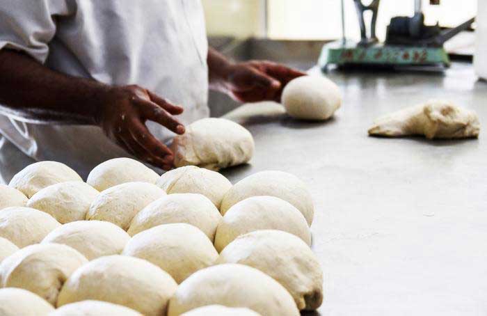 La empresa incluirá una escuela de panaderos que producirá el surtido en diferentes formatos.