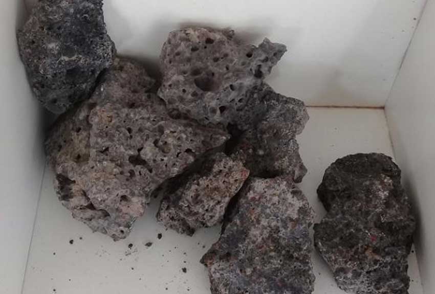 Slags are differentiated into white and black.