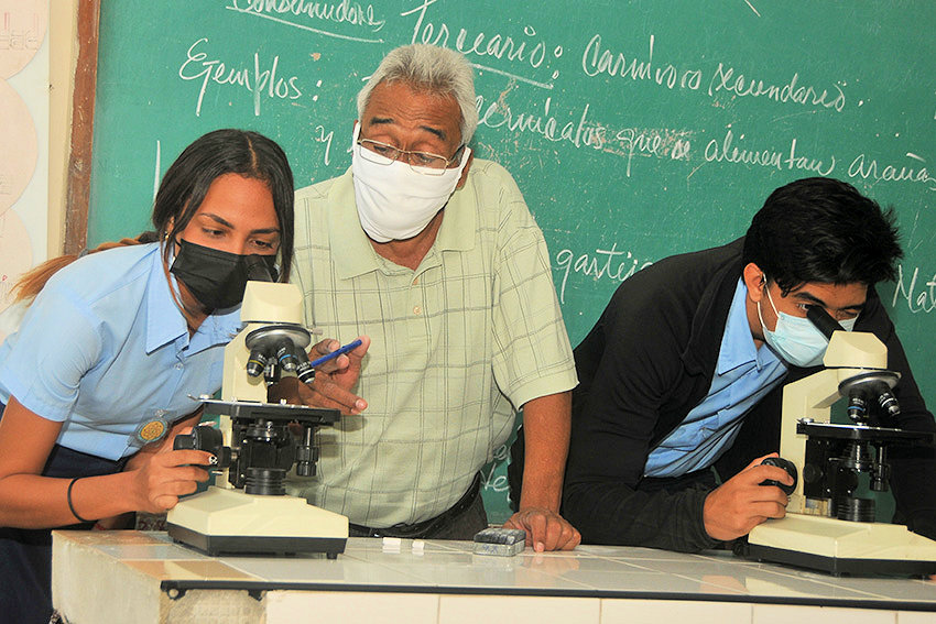 El aula especializada de biología, orgullo del "profe Vargas" y sus concursantes. 