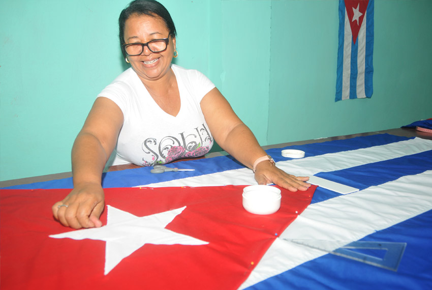 Flag-making workshop in Las Tunas