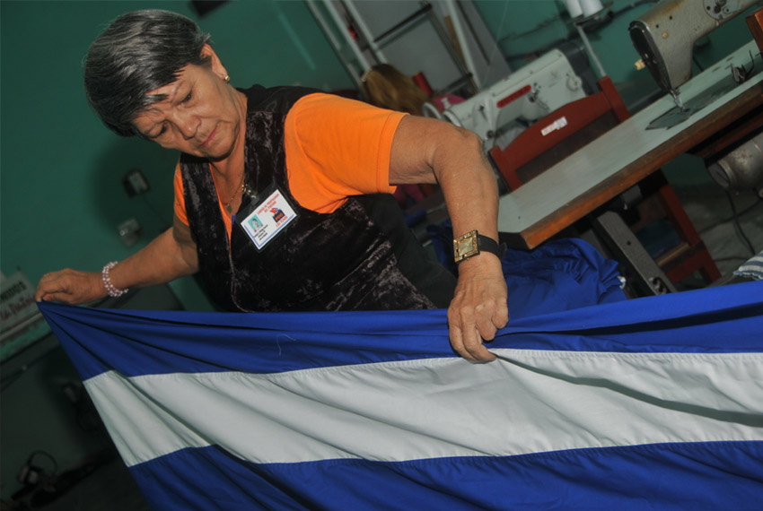 Flag-making workshop in Las Tunas