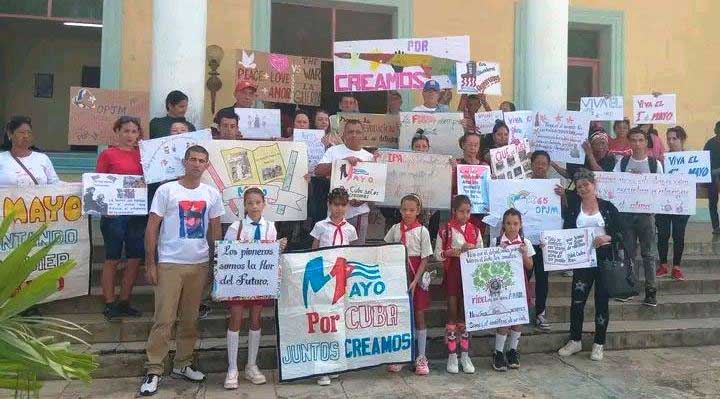 Trabajadores tuneros se alistan para celebrar el 1 Mayo.