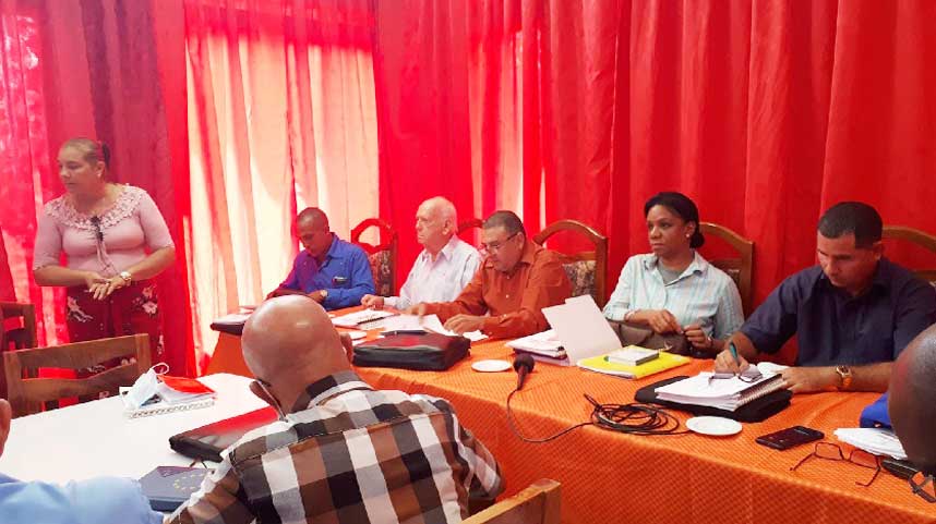 La  vice primera ministra Inés María Chapman indicó en el municipio tunero de Manatí solucionar planteamientos acerca de la vivienda