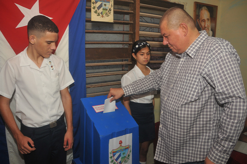 Las Tunas' First PCC Secretary casts his vote in municipal elections