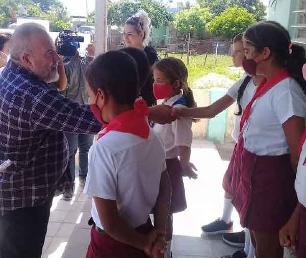 Primer ministro cubano Manuel Marrero en comunidad Carúpano