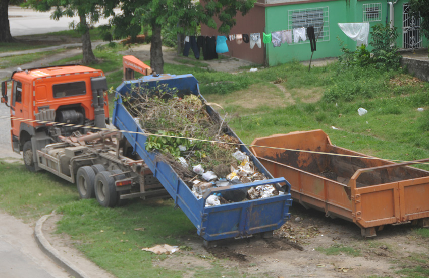 Collection of solid waste in Las Tunas.